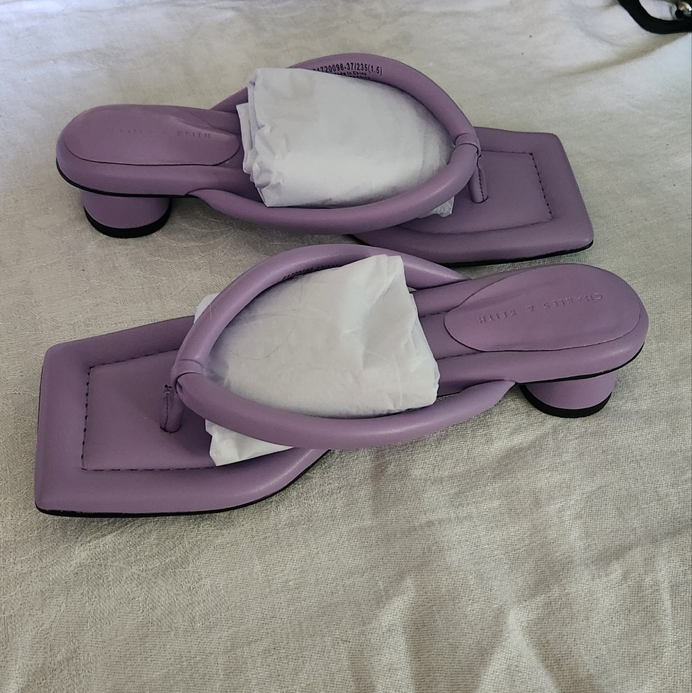 NEW IN BOX! BEAUTIFUL, FUN CHARLES & KEITH PUFFY THONG SANDAL PURPLE-SIZE 37 (7)